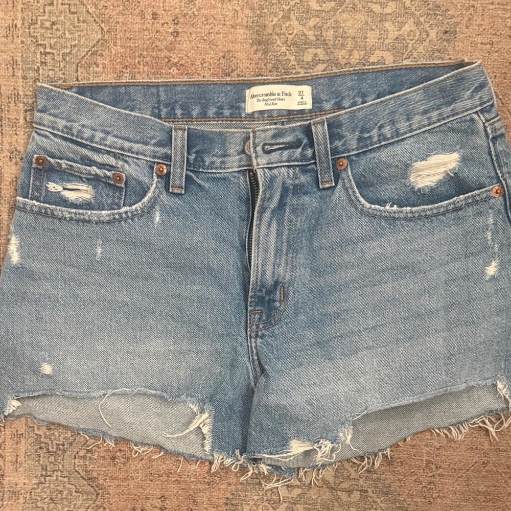 Abercrombie & Fitch boyfriend Mid rise short 4/27
